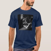 ピザを食べるクールなアライグマ Tシャツ (正面)
