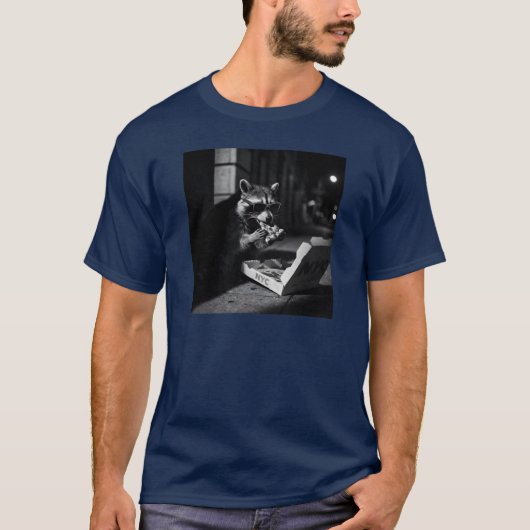 ピザを食べるクールなアライグマ Tシャツ (正面)