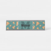 ピザスライスカッコいいヴィンテージティール（緑がかった色）パターンモノグラム デスクネームプレート (正面)