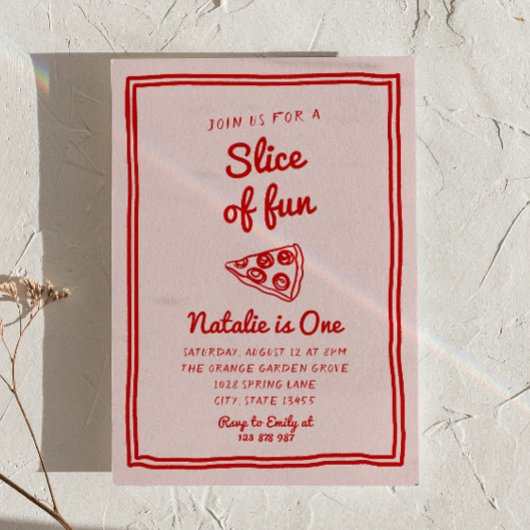 ピザファーストハンド書描スライスのおもしろい誕生日 招待状