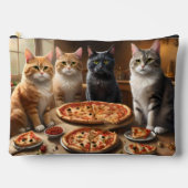 「ピザポーティー猫4匹が穴を掘ってる！」 アクセサリーポーチ (正面)