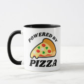 ピザ好きの人の「Powered by Pizza」 マグカップ (左)