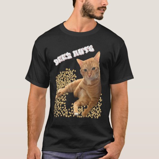ピスタチオで冗談言う猫のクルミ Tシャツ (正面)