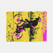 ピックアップ速度 – 山バイクもしくは自転車に乗る人 フリースブランケット (正面(横))