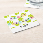 ピックボールとハッピーバースデーバナー スクエアペーパーコースター (アングル)