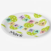 ピックボールとハッピーバースデーバナー ペーパープレート (アングル)