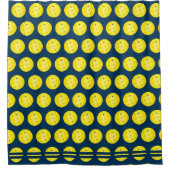 ピックボールの黄色と青パターン（の模様が）ある色 シャワーカーテン (正面)