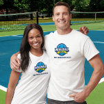 ピックボールクラブチームカスタム選手トーナメントT-Sh Tシャツ<br><div class="desc">青と黄色の遊ピクルスボールのロゴが入ったTシャツで、ピクルスの世界を見せよう。ピクレボー素晴らしルクラブ、チームのためのマッチングのトーナメントシャツや毎日の衣服として。</div>