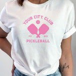ピックボールクラブチームプレーヤーカスタムのピックラーギフト Tシャツ<br><div class="desc">クロスしたピックボールのパドルとすごいボールとクールあなたの文字を備えたTシャツでピクルボールのコートに立ちカスタムなさい。ピックボールのクラブ名、チーム名、都市/場所、または好きな言葉を含むように簡単に文言を変更する。また、フォントとグラフィックの色を変更する – 単に編クリック集/パーソナライズ。あなたの素晴らしピックボール選手お気に入りの、チーム、ピックボールのトーナメント賞、ピックボールの旅行ギフトと毎日のコート衣服のためのギフトを作る。</div>