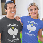 ピックボールクラブピックボールパドル&ボールカスタム Tシャツ<br><div class="desc">ピクルボールが好きか誰かわかるか？その後、このシャツはクロスピックボールのパドルと黄色のピックボールを特徴とする完璧なシャツである。自分の文字のカスタム2行を追加 – クラブ名、プレイヤー名、都市、州、トーナメント詳細などを追加したい任意。</div>