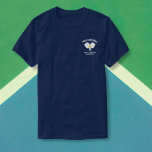 ピックボールクラブピックボールパドル&ボールカスタム Tシャツ<br><div class="desc">ピクルボールが好きか誰かわかるか？その後は、クラブ名、選手カスタム名、都市、州、トーナメント詳細など、好きな種類の文字の3つのラインを加え、十字型のピックボールのパドル、黄色のピックボールを備えた完璧なシャツである。胸にフィットする大きなロゴデザインも見る。</div>