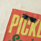 ピックボールソーシャルクラブレトロパドルコート ビーチタオル (インサイチュ)