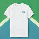 ピックボールパドルズクラブチームカスタムロゴTシャツ Tシャツ<br><div class="desc">スポーティなピクルボールシャツは、2つの青いピクルボールパドルとボールと2ラインのカスタム文字を特徴とする。ピクレボールクラブのTシャツ、ピクレボールパートナー/チームメイトに最適 – トーナメント素晴らしまたはレック遊ス。</div>