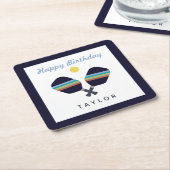 ピックボールパーティースポーツダークブルーストライプのパドル スクエアペーパーコースター (アングル)