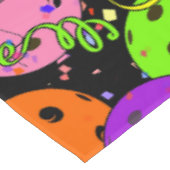 ピックボールパーティー紙吹雪とバルーンのブラック テーブルクロス (アングル)