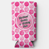 ピックボールピンクとホワイトパーソナライズされた誕生日 スリム缶クーラー (正面)