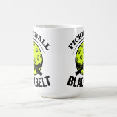 ピックボールブラックベルトおもしろい- Pickleball Master コーヒーマグカップ (中央)