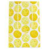 ピックボール女王 – 黄色のピックボール着用クラウン ミディアムペーパーバッグ (裏面)