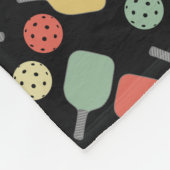 ピックボール選手パドルとボールパターン フリースブランケット (角)