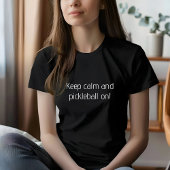 ピックボールTシャツで生計を立てている女性 Tシャツ