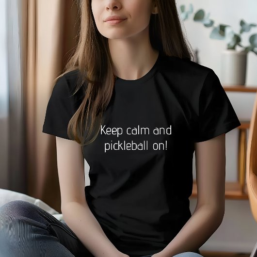 ピックボールTシャツで生計を立てている女性 Tシャツ