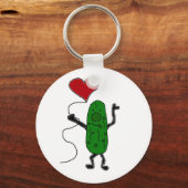 ピックルおもしろいが赤いハートバルーンを保持 キーホルダー (正面)