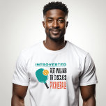 ピックルおもしろいボール Tシャツ<br><div class="desc">おもしろいPickleballの内向きアパレお気に入りのル。引用文ユーモアのある「内向的だがピックボールを議論する喜び」は、ピックボールのコートにおもしろいのビットを追加するのに最適である。モダンタイポグラフィとレトロ色。</div>