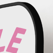 ピックルクイーンピンクタイポグラフィスポーツアクセサリー ピックルボールラケット (左詳細)