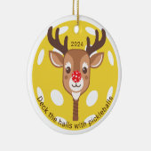 ピックルパーソナライズされたボールでホールをデッキする セラミックオーナメント (右)