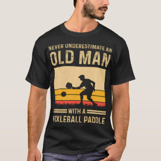 ピックルボールで戦うおじいちゃんは過小評価するな Tシャツ