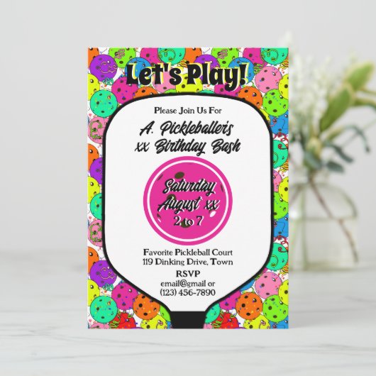 ピックルボールパーティーの風船 紙吹雪 マゼンタ フォト 招待状 (スタンド正面)