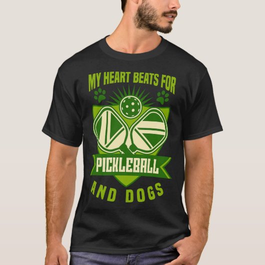 ピックルボール ドッグ 私の心はピックルボールにときめく Tシャツ (正面)