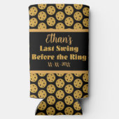 ピックル結婚ボールの黒と金ゴールドパーソナライズされた スリム缶クーラー (裏面)