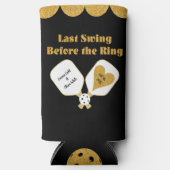 ピックル結婚ボールの黒と金ゴールドパーソナライズされた スリム缶クーラー (正面)