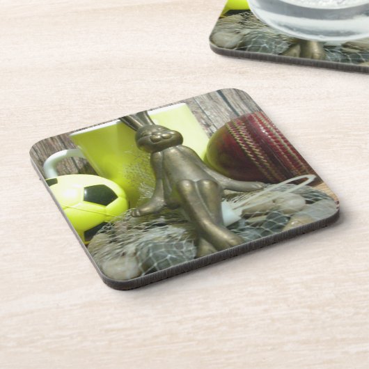 ピッチと折り目を越えて:サッカーのクリケットブレンド コースター (左側)