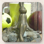 ピッチと折り目を越えて:サッカーのクリケットブレンド コースター (正面)