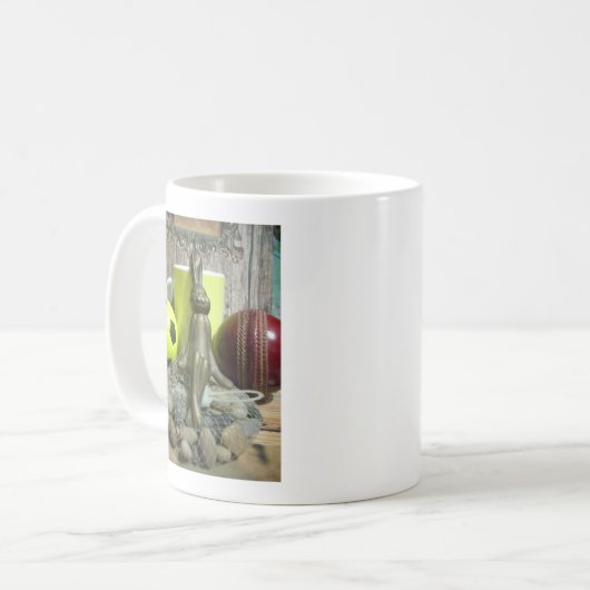 ピッチと折り目を越えて:サッカーのクリケットブレンド コーヒーマグカップ (正面左)