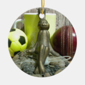 ピッチと折り目を越えて:サッカーのクリケットブレンド セラミックオーナメント (正面)