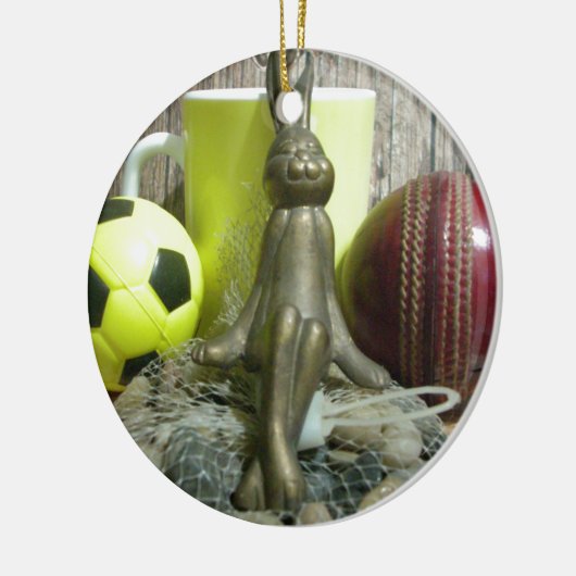 ピッチと折り目を越えて:サッカーのクリケットブレンド セラミックオーナメント (左)