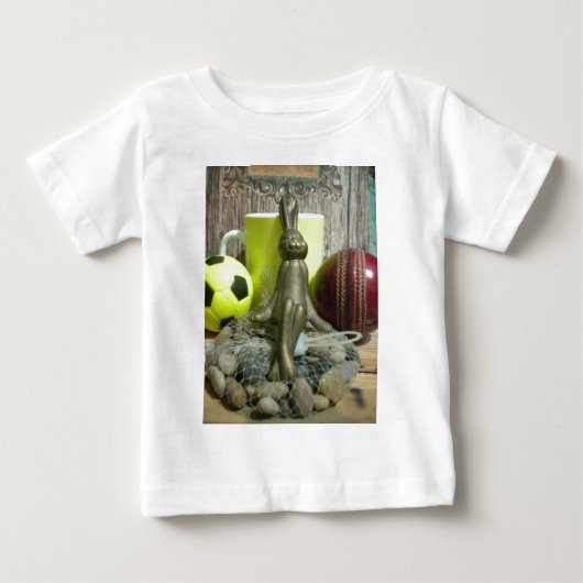 ピッチと折り目を越えて:サッカーのクリケットブレンド ベビーTシャツ (正面)