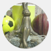 ピッチと折り目を越えて:サッカーのクリケットブレンド ラウンドシール (正面)