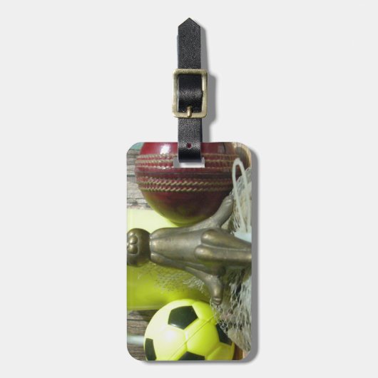 ピッチと折り目を越えて:サッカーのクリケットブレンド ラゲッジタグ (正面縦)