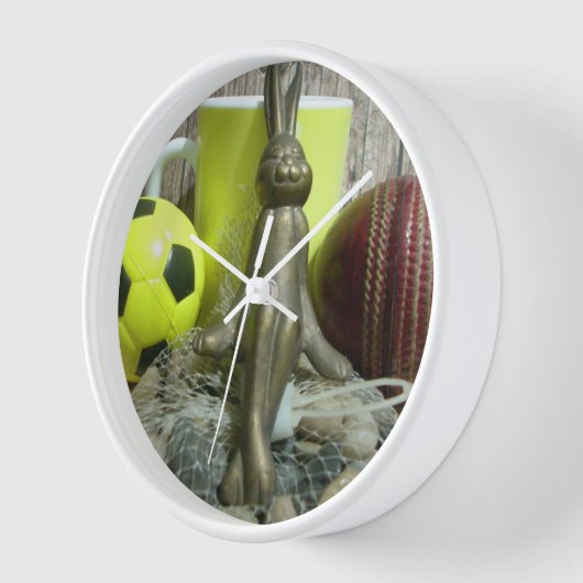 ピッチと折り目を越えて:サッカーのクリケットブレンド 壁時計 (傾斜)