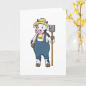 ピッチフォークを持った農婦としての牛 カード (黄色い花)