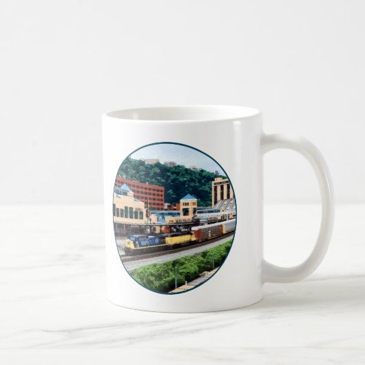 ピッツバーグPA - 駅の広場を通過する列車 コーヒーマグカップ (右)