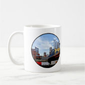 ピッツバーグPA - Train By Smithfield St Bridge コーヒーマグカップ (左)