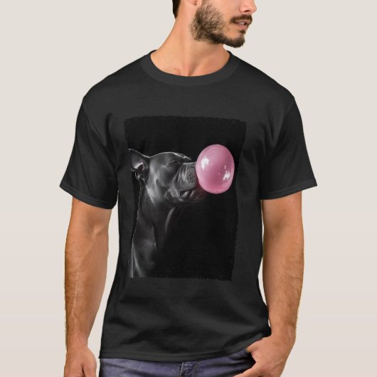ピットブルがピンクの風船ガムを噛んでいる Tシャツ (正面)
