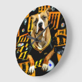 ピットブルの救助犬のフットボールの熱狂者 ラージ壁時計 (傾斜)