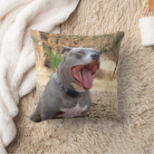 ピットブルの朝のあくびの枕 クッション (ブランケット)