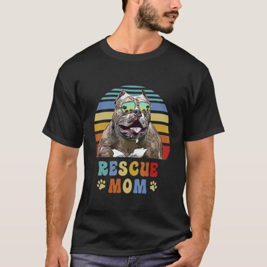ピットブルを保護する犬好きママ Tシャツ (正面)